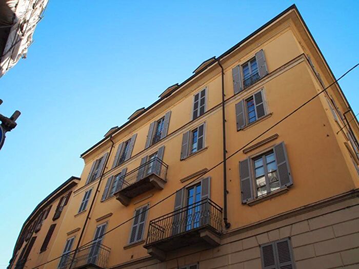 Appartamento trilocale in affitto in Via Festa del Perdono, Missori, Milano