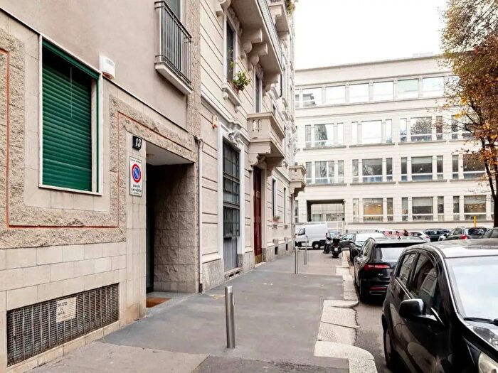 Appartamento trilocale in vendita in Piazza Irnerio, Milano