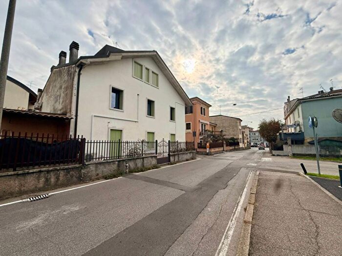 Appartamento quadrilocale in affitto in Via Leno, Ponte Crencano, Verona