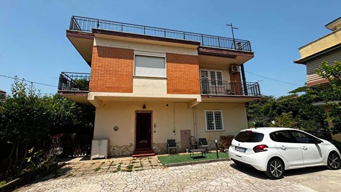 Casa con 6 locali in vendita in Via Marsicana Aprilia, Aprilia