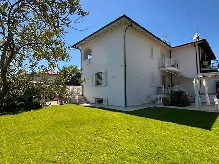Casa con 9 locali in vendita in Montignoso