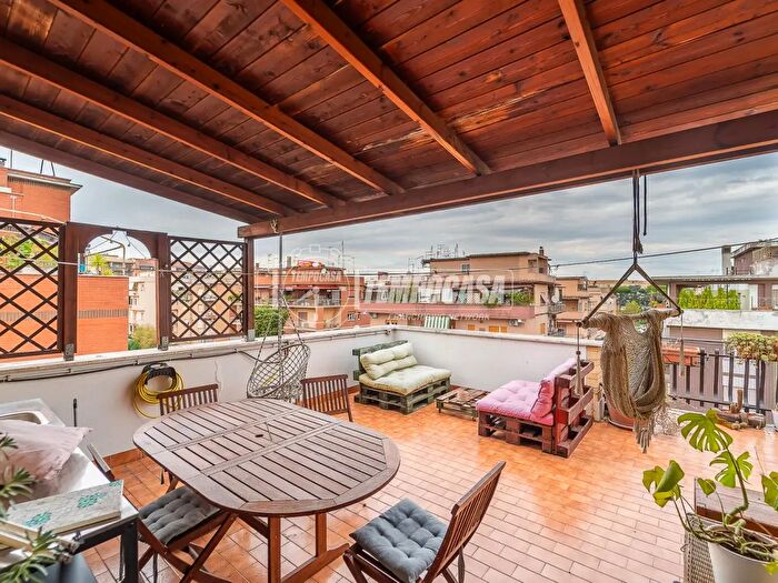 Appartamento trilocale in vendita in Via Quintilio Varo, Roma