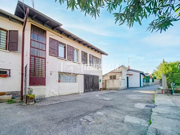 Appartamento quadrilocale in vendita in Via InaCase, Varallo Pombia