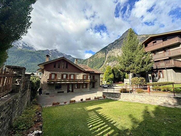 Appartamento trilocale in affitto in Viale Monte Bianco, Centro, Courmayeur