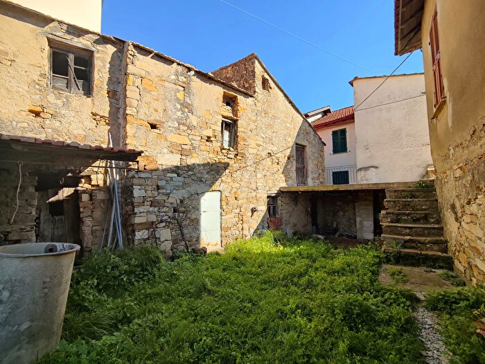 Casa con 6 locali in vendita in Via Cà De Mai, San Bartolomeo Al Mare