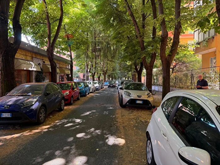 Appartamento trilocale in vendita in Via Costanzo Cloro, Roma