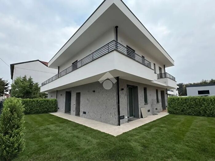 Casa quadrilocale in vendita in Via Alessandro Manzoni, Seveso