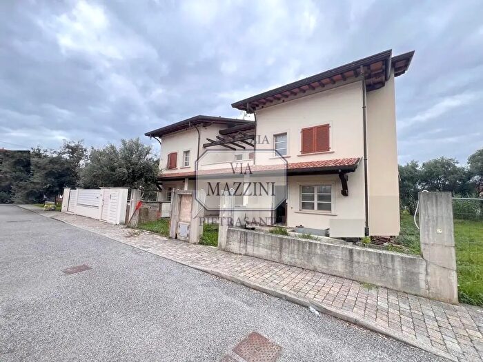 Casa con 11 locali in vendita in Seravezza