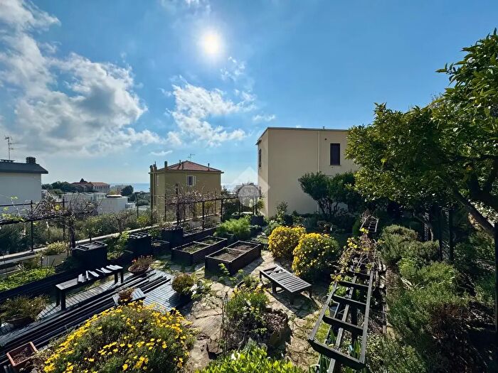 Appartamento trilocale in vendita in Via d H Lawrence, Spotorno