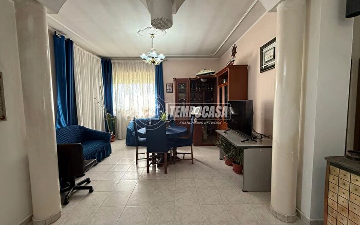 Casa quadrilocale in vendita in Frazione Quarto Inferiore, Asti