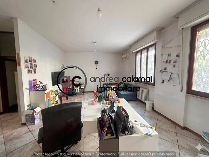 Appartamento con 6 locali in vendita in Viale Montegrappa, Prato