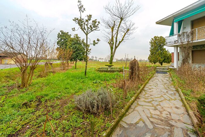 Casa con 6 locali in vendita in Strada Torchio, Fontevivo