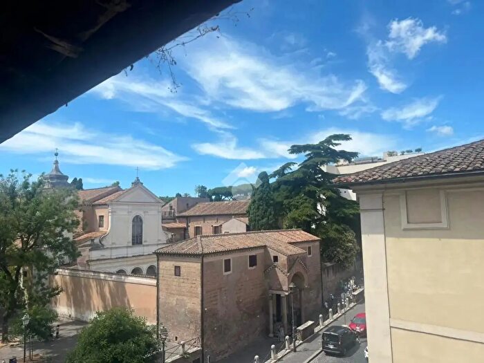 Appartamento trilocale in vendita in Via di San Giovanni in Laterano, Roma