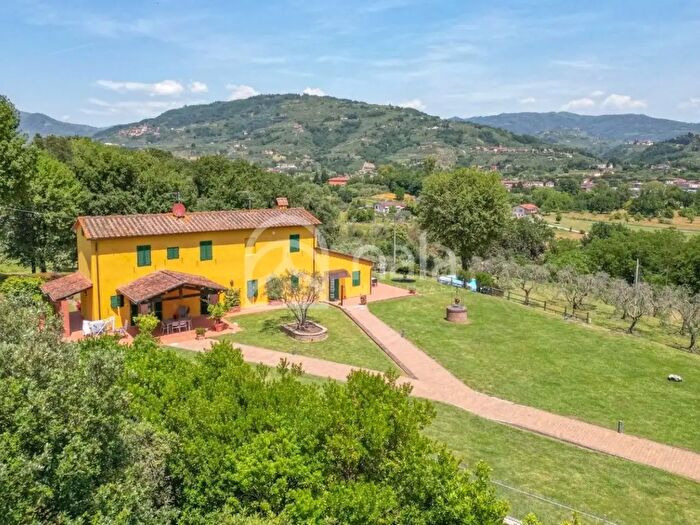 Casa con 15 locali in vendita in Uzzano