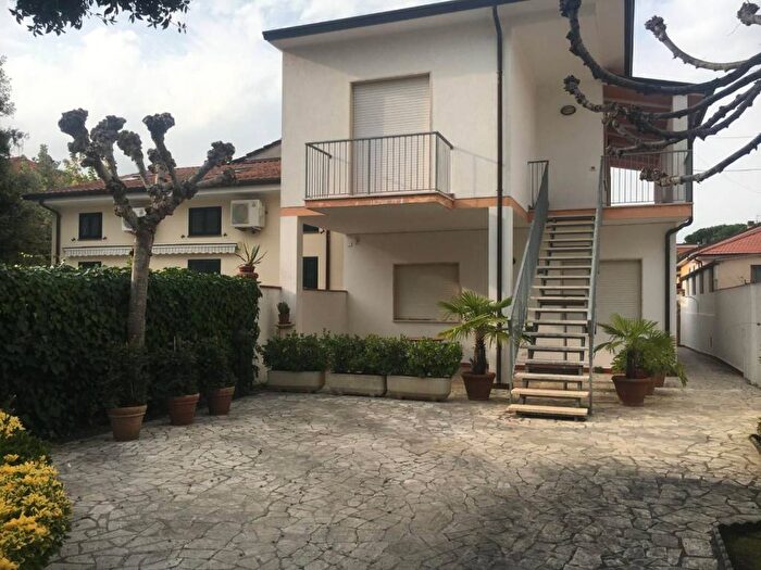 Appartamento quadrilocale in affitto in Via Umberto Giordano, Lido di Camaiore, Camaiore