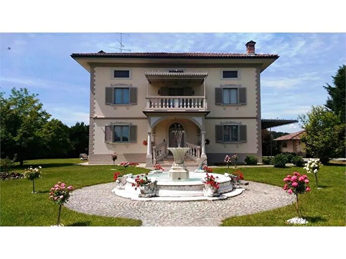 Casa con 8 locali in affitto in Via Novara Cavaglietto No, Suno