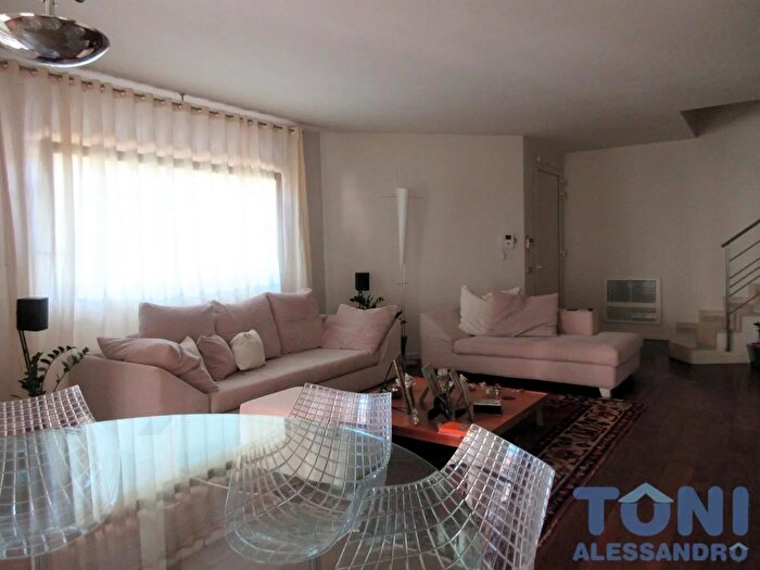 Casa con 8 locali in affitto in Capraia E Limite