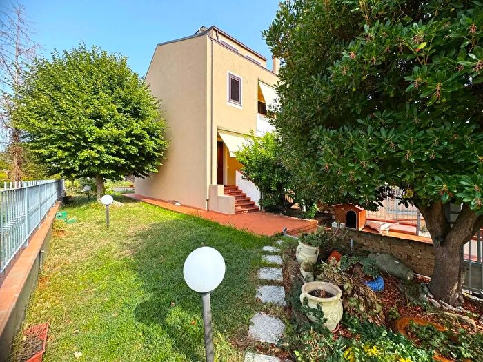 Casa con 8 locali in vendita in Via Carducci, Pedaso