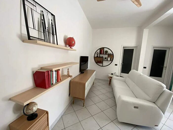 Appartamento trilocale in vendita in Via Pascoli, Camaiore