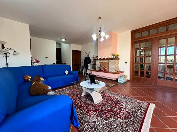 Casa con 5 locali in vendita in Lucca