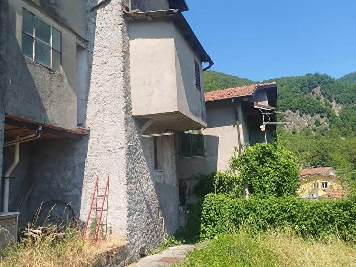 Casa con 5 locali in vendita in Camporgiano