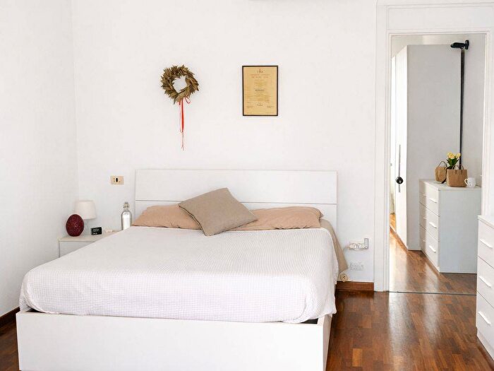 Appartamento trilocale in affitto in Via Valenza, Navigli Darsena, Milano