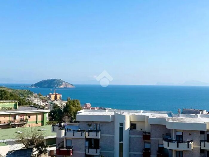 Appartamento con 6 locali in vendita in Via Vecchia S Gennaro, Pozzuoli