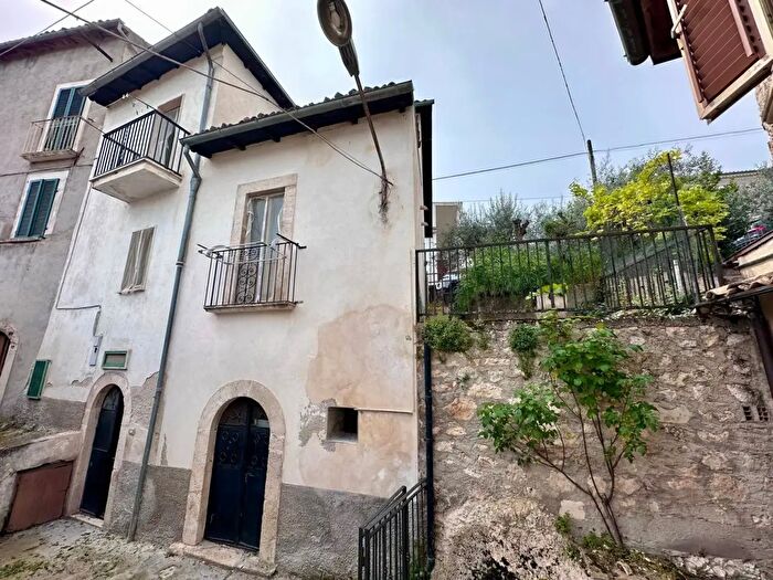 Casa con 5 locali in vendita in Via Navelli Snc, Capestrano