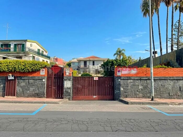 Appartamento bilocale in affitto in Via Antonello da Messina, Aci Castello