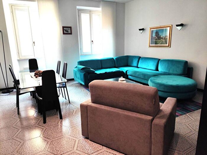 Appartamento trilocale in affitto in Via Siro Comi, Centro Storico, Pavia