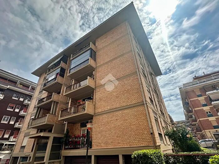Appartamento trilocale in vendita in Via Mar Rosso, Roma
