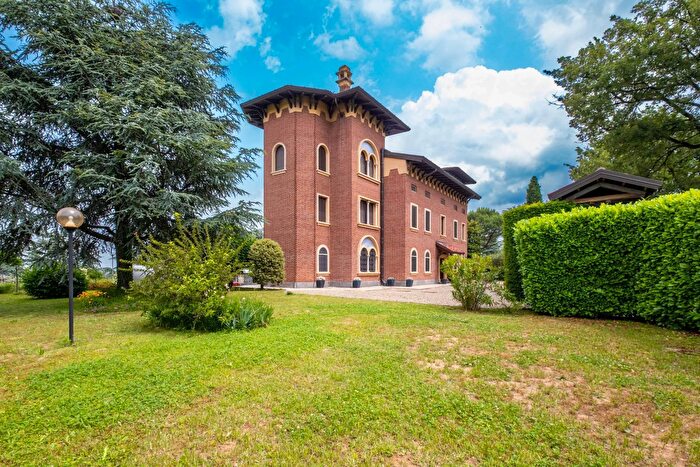 Casa con 5 locali in vendita in Strada Serra, Valenza