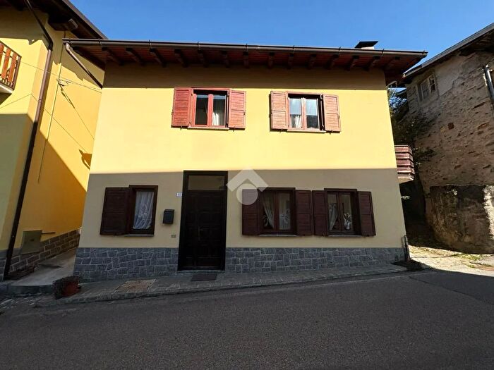 Casa quadrilocale in vendita in Via SantAbbondio, Tresivio