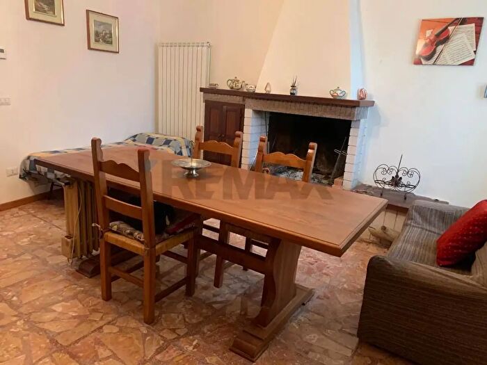 Casa quadrilocale in vendita in Sellano