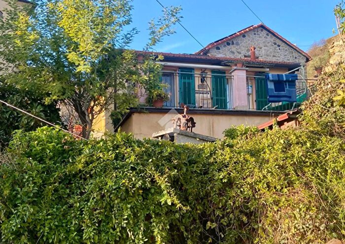 Casa bilocale in vendita in Salita Superiore Gambonia, Genova