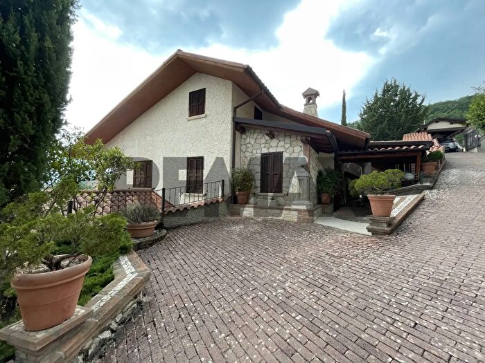 Casa con 11 locali in vendita in Via Castello, Scoppito