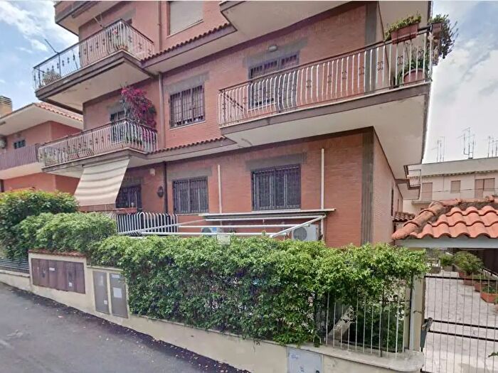 Appartamento trilocale in vendita in Via Vizzini, Roma