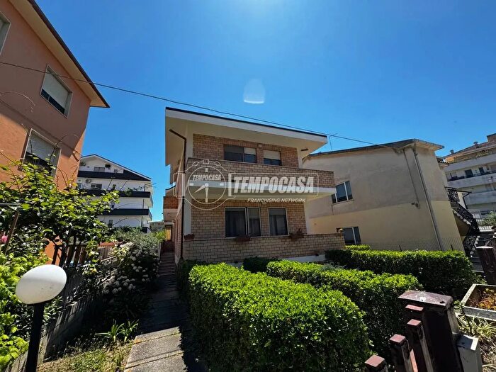 Appartamento quadrilocale in vendita in Via della Rinascita, Francavilla Al Mare