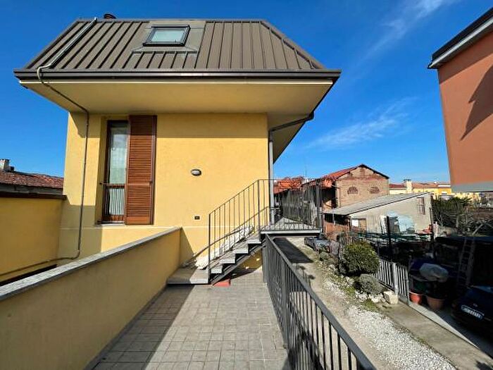 Appartamento trilocale in vendita in Via Alberto da Giussano, Villa Cortese