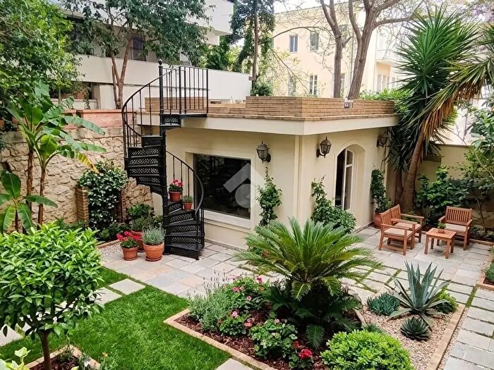 Appartamento quadrilocale in vendita in Vico Secondo di Viale Luigi Merello, Cagliari