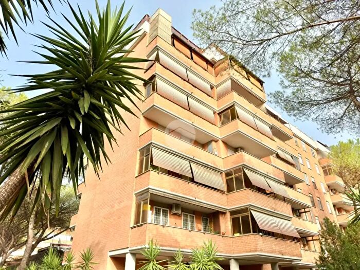 Appartamento trilocale in vendita in Via Pellaro, Roma