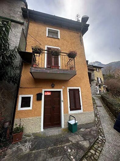 Casa quadrilocale in vendita in Via Tommaso Grossi, Tremezzina