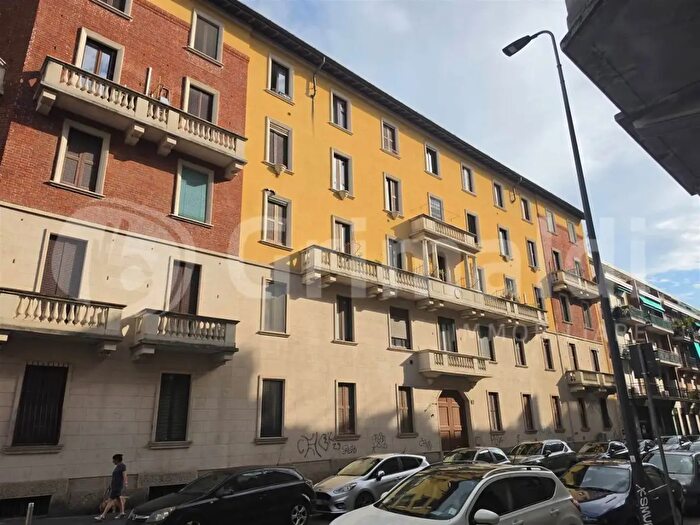 Appartamento trilocale in vendita in Via Belinzaghi, Milano