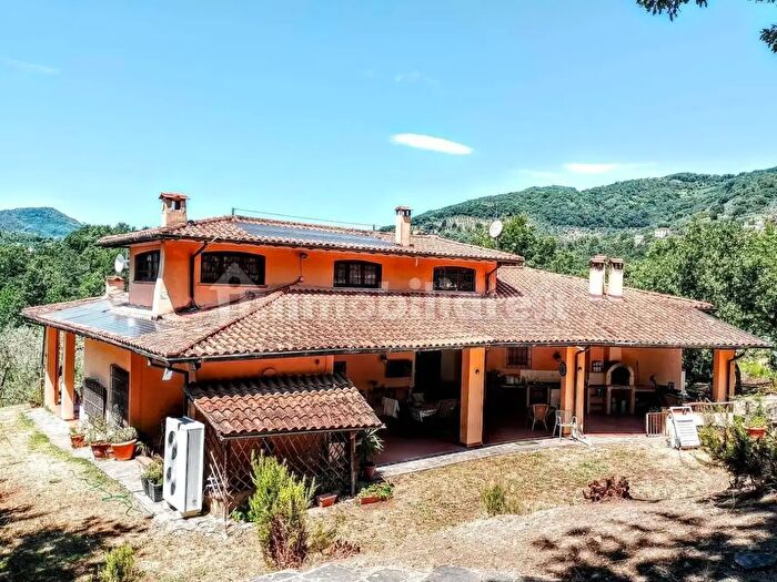 Casa con 6 locali in vendita in Lucca