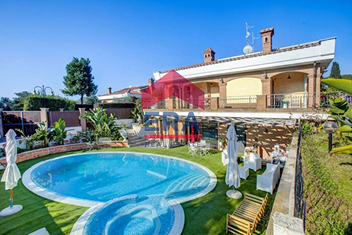 Casa con 8 locali in vendita in Via di Trigoria G, Roma