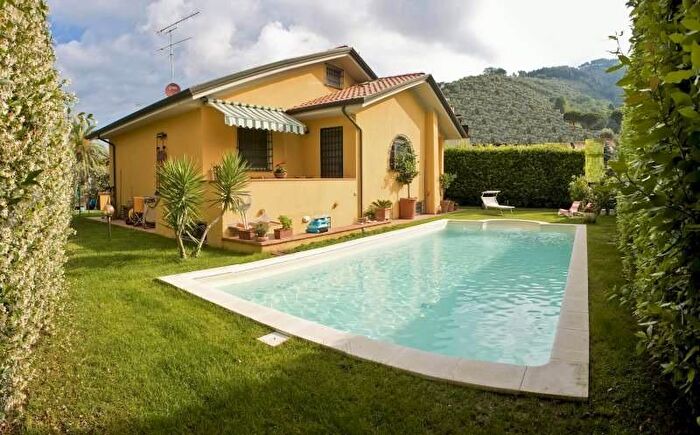 Casa con 8 locali in vendita in Massarosa