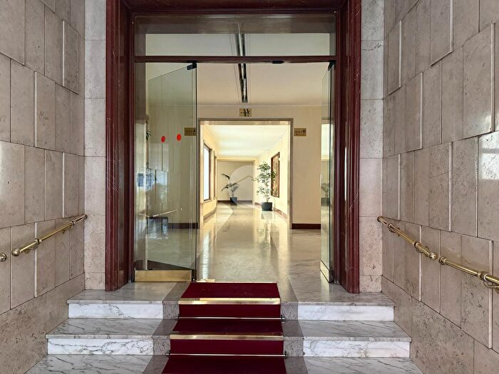 Appartamento quadrilocale in vendita in Multilocale Adiacente a Piazza Giovenale, Roma