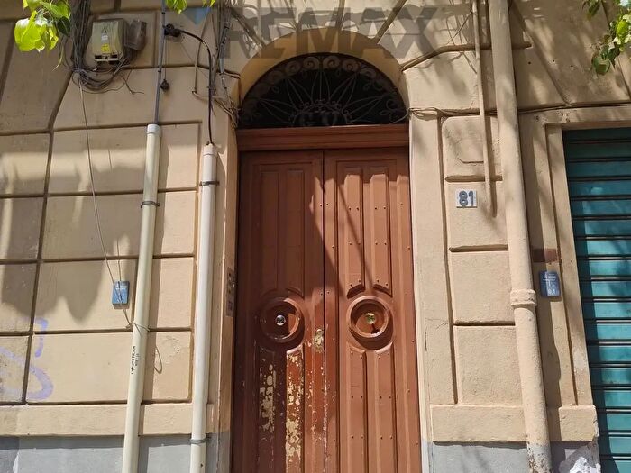 Appartamento trilocale in vendita in Via Re Federico, Palermo