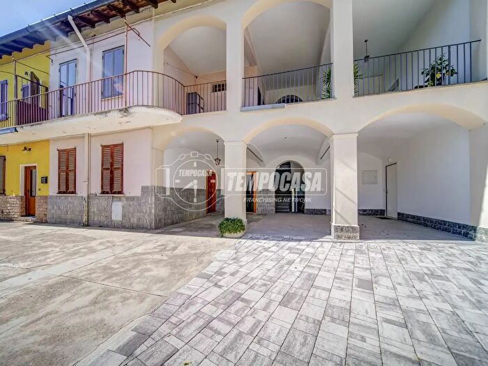 Appartamento trilocale in vendita in Via Montello, Caronno Varesino