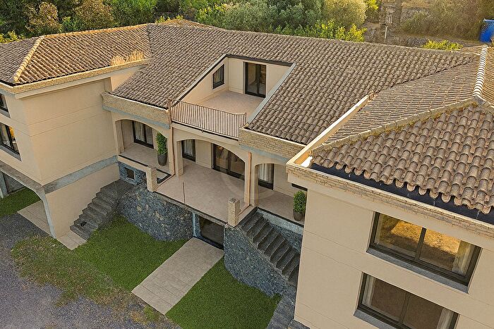 Casa con 8 locali in vendita in Via Nuova, Aci Catena